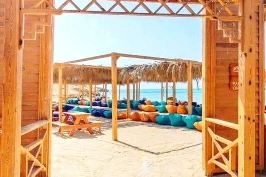 Orange Bay ab Makadi Bay mit Liegen am Strand in Hurghada.