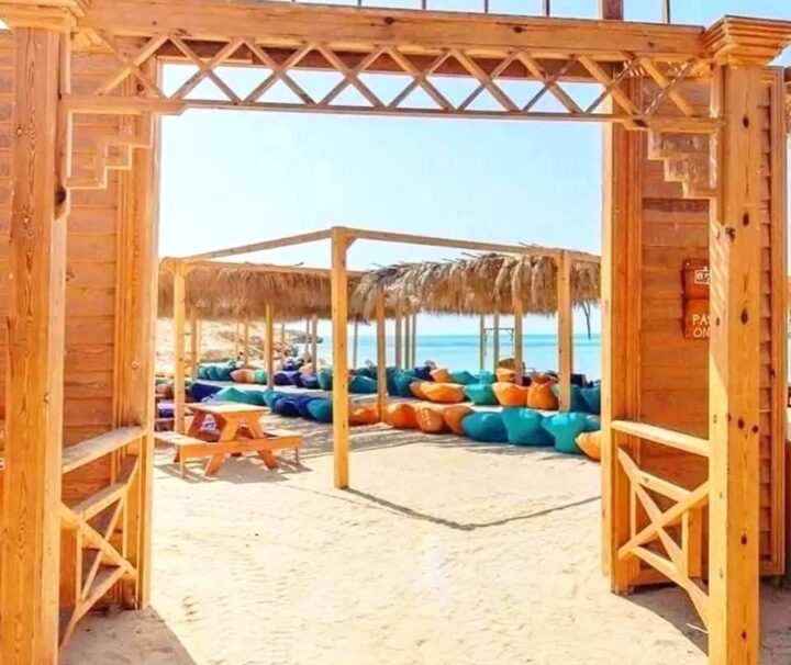 Orange Bay ab Makadi Bay mit Liegen am Strand in Hurghada.