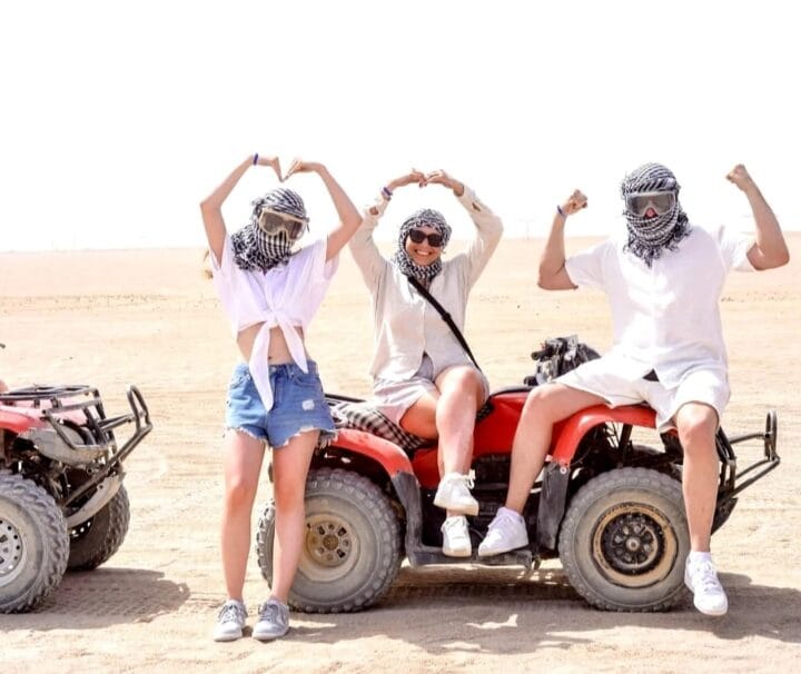 Zufriedene Gäste bei einer entspannten Pause während der Marsa Alam Quad Tour Sonnenaufgang in der Wüste
