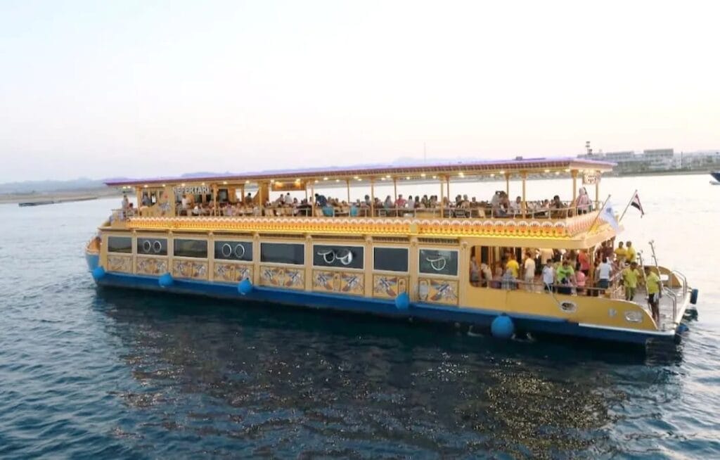 Die besten möglichen Aktivitäten in Marsa Alam für Familien mit Kindern – Familien genießen eine Bootstour mit dem Nefertari-Boot im Roten Meer.