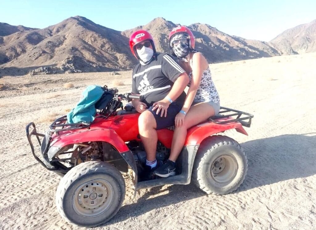 Beim Quad fahren in Marsa Alam sind die Kunden glücklich und möchten weiter fahren so sagt das Foto