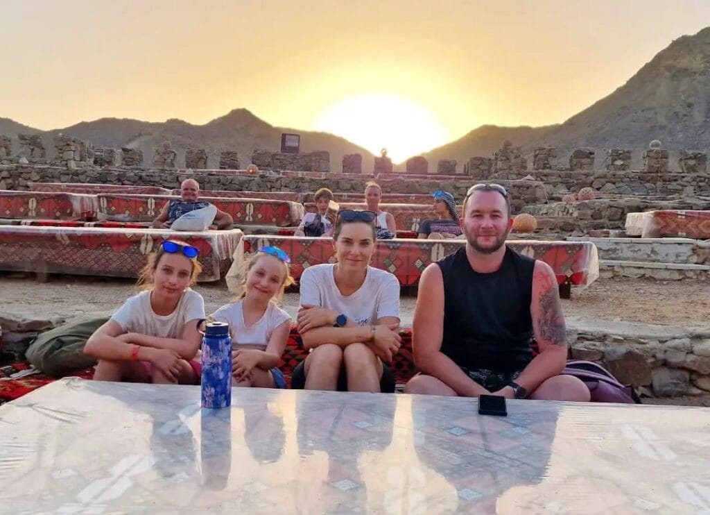 Die Gäste warten auf das Abendessen im Zelt beim Quadsafari Ausflug ab Marsa Alam 