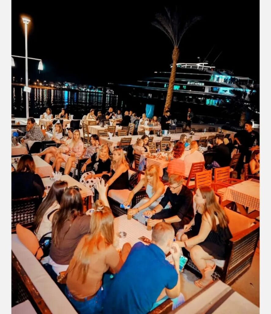 Ein Resturant in Port Ghalib Marsa Alam ist voll mit den Touristen