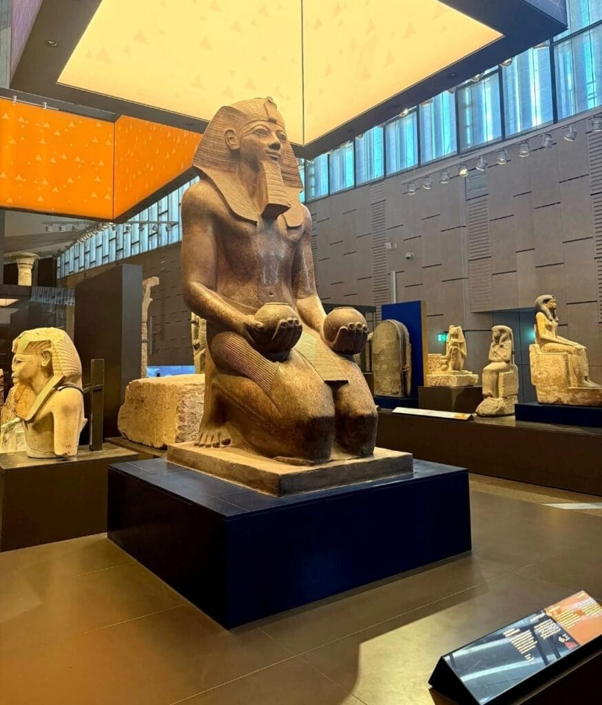 Statue von Thutmosis III. im Museum in Kairo, ein Highlight bei einem Ausflug 2 Tage Kairo von Marsa Alam.