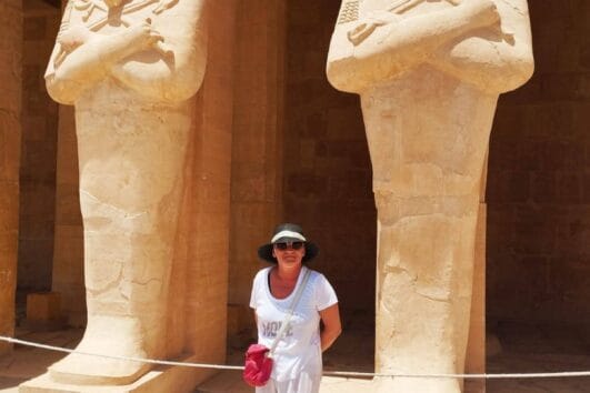 Statuen der Pharaonin Hatschepsut am Hatschepsut-Tempel beim Tagesausflug von Makadi Bay nach Luxor mit dem Auto