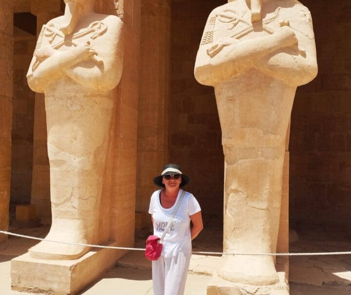 Statuen der Pharaonin Hatschepsut am Hatschepsut-Tempel beim Tagesausflug von Makadi Bay nach Luxor mit dem Auto