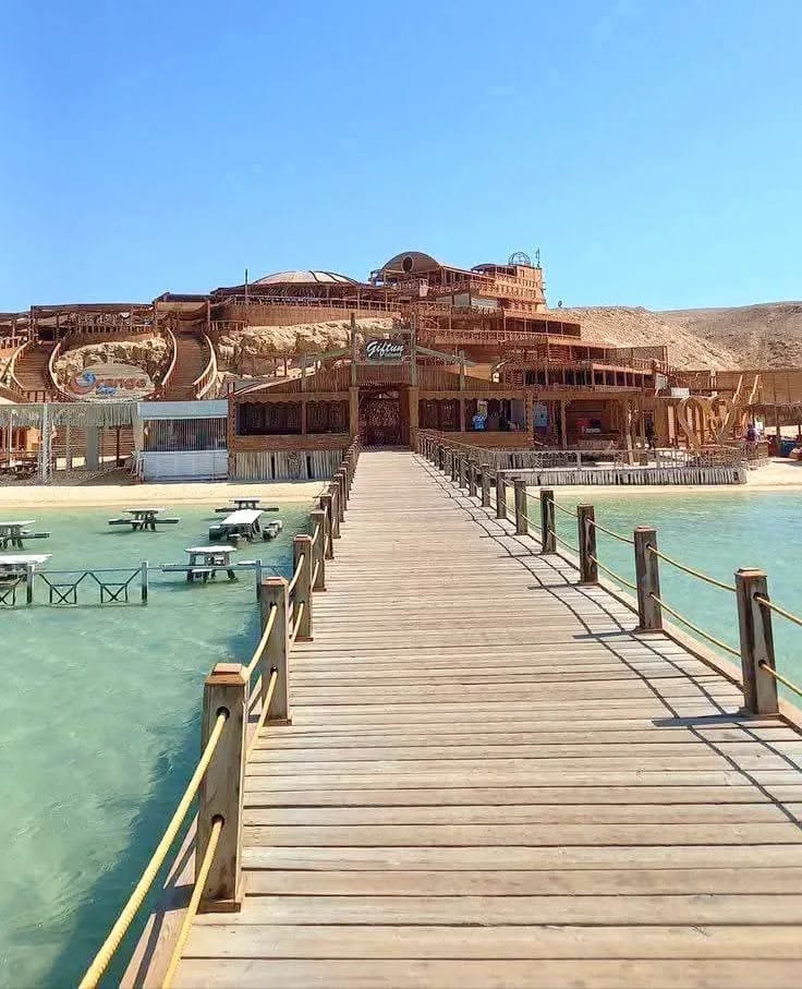 Panoramablick auf den Orange Bay Beach auf der Giftun Island bei Hurghada mit weißem Sand, kristallklarem Wasser und einer idyllischen Landschaft für einen unvergesslichen Urlaub in Ägypten.
