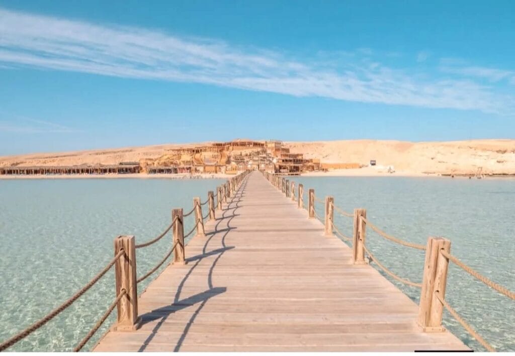 Der bekannte Holzsteg von Orange Bay Hurghada bietet einen einzigartigen Fotospot mit türkisblauem Wasser, feinem Sandstrand und einer traumhaften Kulisse im Roten Meer.
