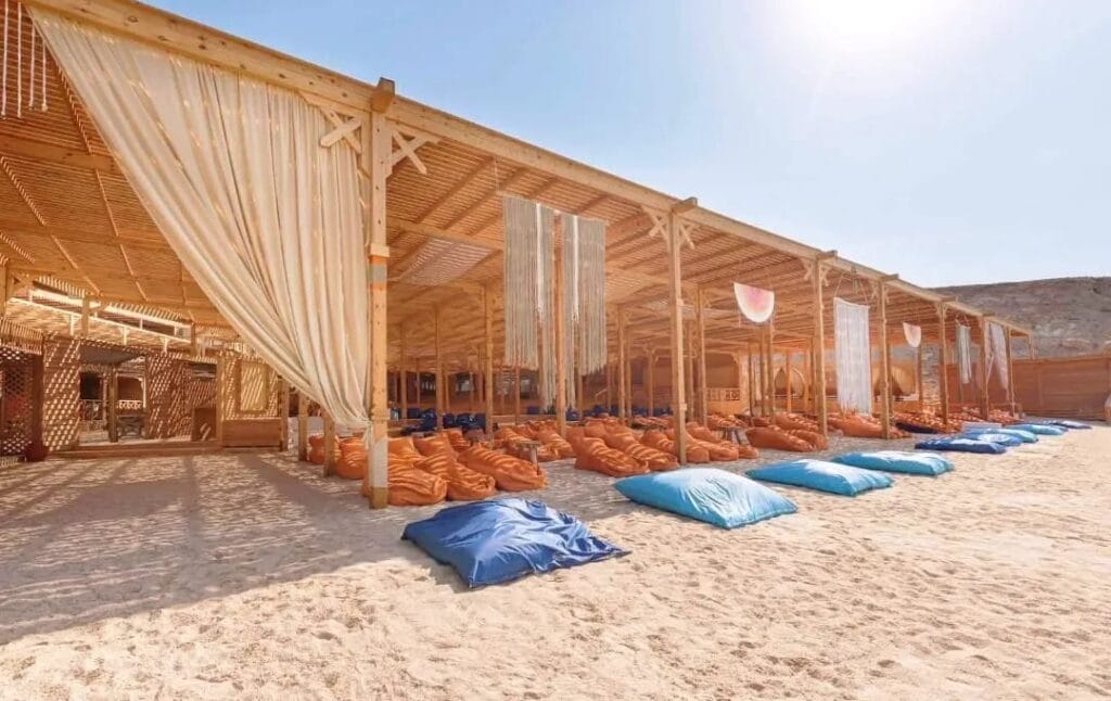 Traumhafter Sandstrand von Orange Bay Hurghada mit kristallklarem türkisblauem Wasser, entspannter Atmosphäre und wunderschönem Blick auf das Rote Meer während eines Bootsausflugs.
