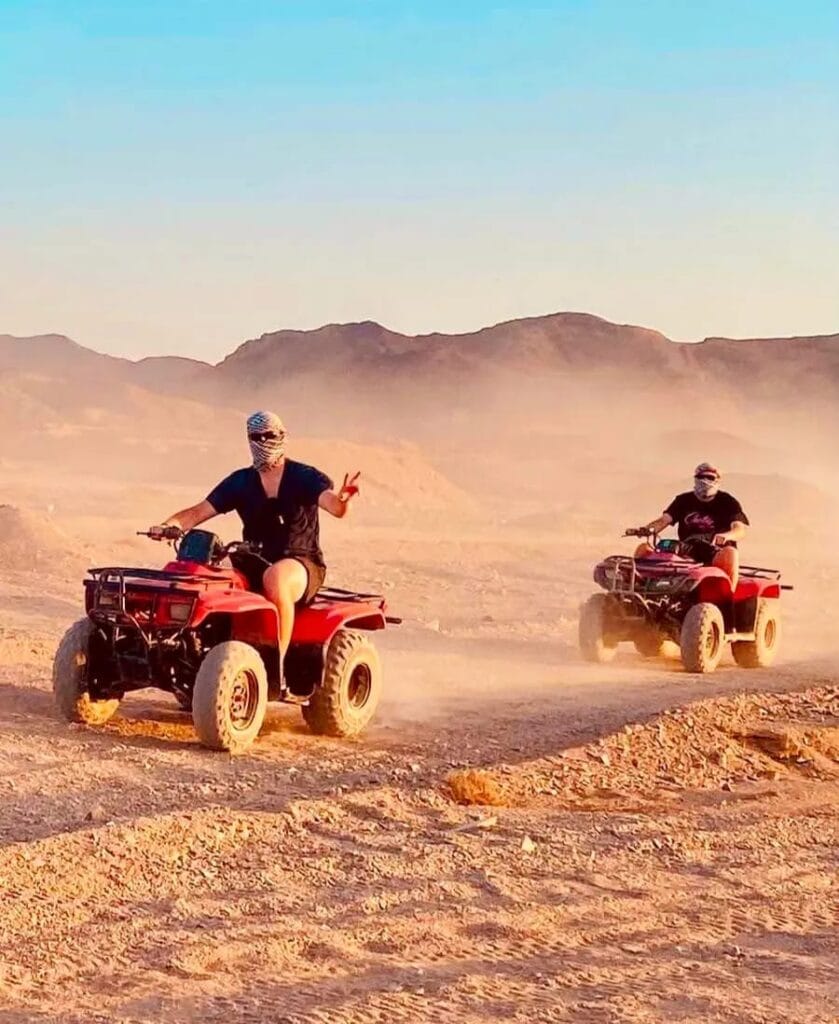 auf dem Foto sind 2 Kunden mit dem Quad beim Wüstensafari mit dem Sonnenaufgang