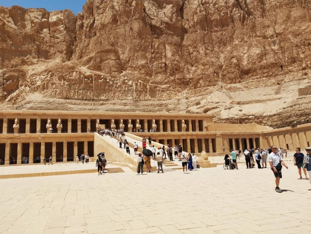 Die besten Ausflüge ab El Quseir 2026 | Private Touren auf Deutsch 4 Der Besuch vom Toten Tempel von Hatschepsut während einer Tagestour nach Luxor