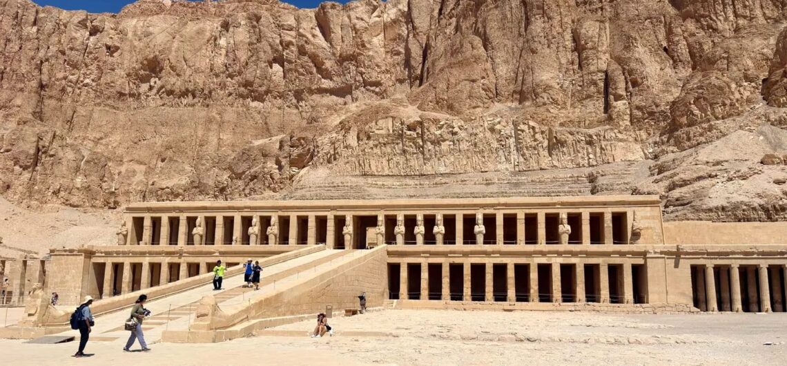 Hatschepsut-Tempel in Luxor – Sehenswürdigkeit beim Vergleich Luxor oder Kairo Marsa Alam