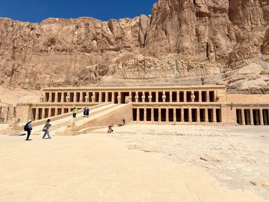 Hatschepsut-Tempel in Deir el-Bahari während einer privaten Tour ab Port Ghalib
