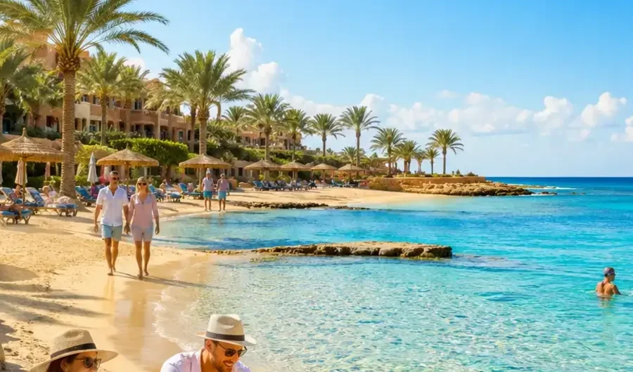 Familienfreundlicher Strand in der Makadi Bucht mit türkisblauem Meer, Sandstrand und Urlaubern am Roten Meer in Ägypten.