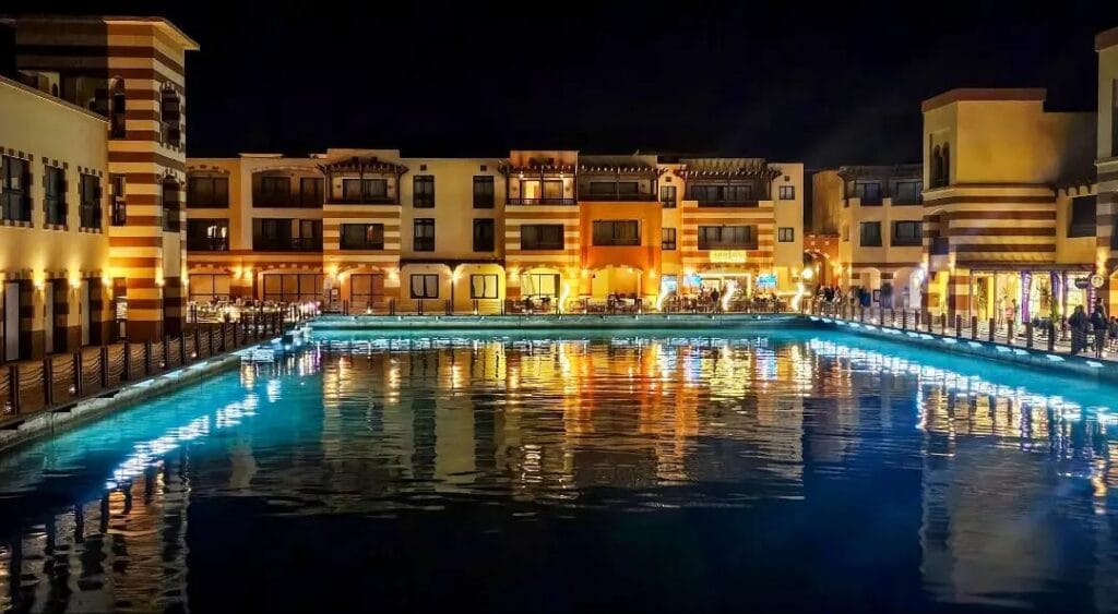 Was kann man in Port Ghalib machen? Dein Insider-Guide für einen unvergesslichen Urlaub 2 Port Ghalib Marsa Alam Sehenswürdigkeiten – Belebter Platz in Port Ghalib mit Cafés, Restaurants und Geschäften.