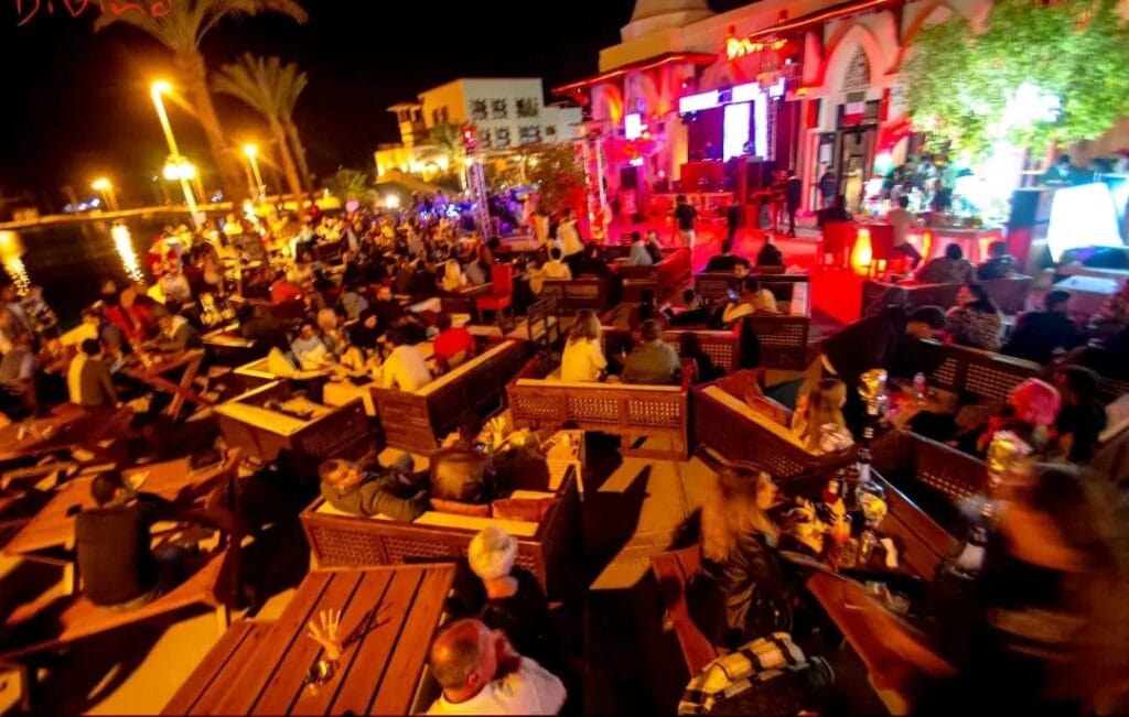 Was kann man in Port Ghalib machen? Dein Insider-Guide für einen unvergesslichen Urlaub 4 Ein gemütliches Resturant im Hafen von Port Ghalib, in dem Touristen entspannen, essen,Kaffee trinken und die maritime Atmosphäre genießen – eine der beliebtesten Port Ghalib Aktivitäten.