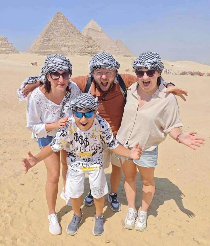 Die bestenTouren Preise Marsa Alam – Alle Ausflüge & Kosten im Überblick 2026 2 Die Ausflüge Marsa Alam nach Kairo sind sehr günstig.Eine Familie auf das Foto hat einen günstigen Ausflug zu den Pyramiden gebucht
