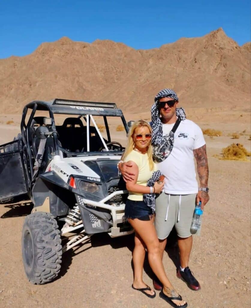 Safari mit Buggy in Marsa Alam ist eine der schönsten wüstensafaris Ägyptens.Hier siehst du 2 unserer Gäste mit dem Buggy in der Wüste