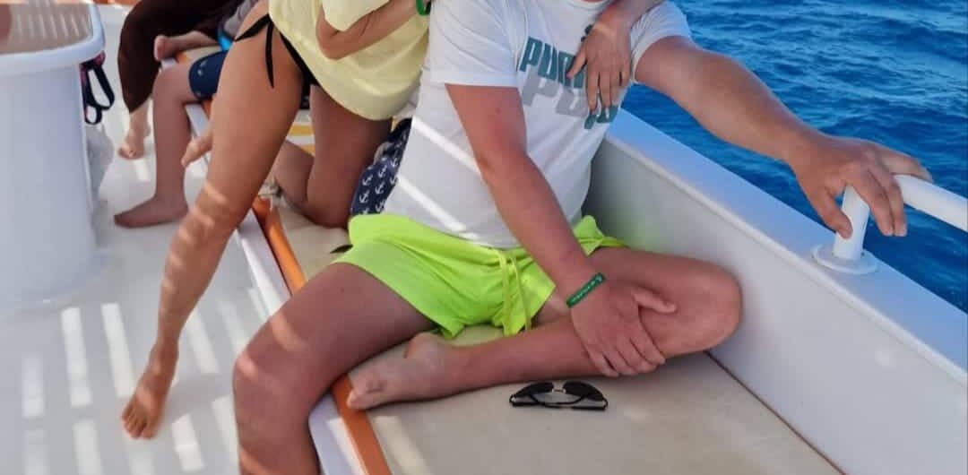 Die bestenTouren Preise Marsa Alam – Alle Ausflüge & Kosten im Überblick 2026 1 Gäste auf einem Boot während eines Schnorchelausflugs im Roten Meer – Touren Preise Marsa Alam für Schnorchel- und Bootstouren.
