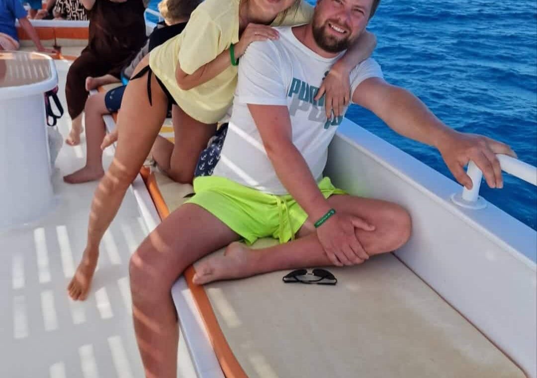 Gäste auf einem Boot während eines Schnorchelausflugs im Roten Meer – Touren Preise Marsa Alam für Schnorchel- und Bootstouren.
