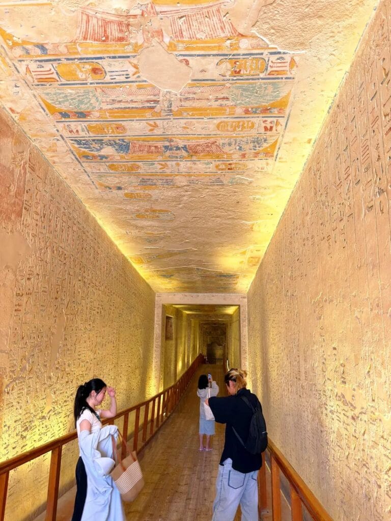 Die besten Ausflüge ab El Quseir 2026 | Private Touren auf Deutsch 3 Der Eingang eines Grabes im Tal der Könige beim Ausflug von El Quseir nach Luxor