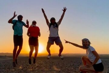 Wüstensafari Port Ghalib mit Quad,Kamelreiten und Sonnenuntergang– Private Tour ab ihres Hotel 4 Wüstensafari Port Ghalib mit Quad – Freunde fotografieren sich bei Sonnenuntergang in der Wüste