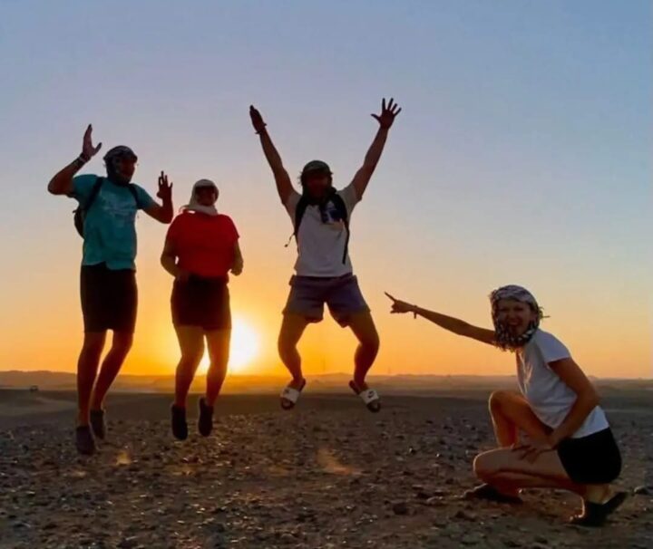 Wüstensafari Port Ghalib mit Quad – Freunde fotografieren sich bei Sonnenuntergang in der Wüste