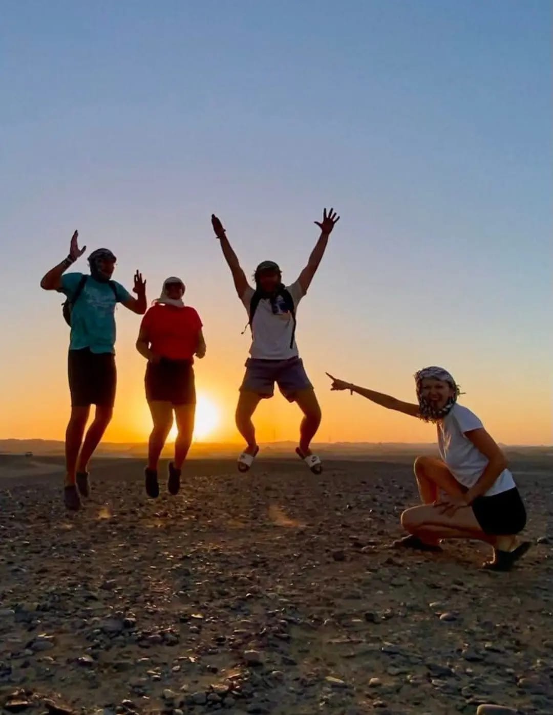Wüstensafari Port Ghalib mit Quad,Kamelreiten und Sonnenuntergang– Private Tour ab ihres Hotel 1 Wüstensafari Port Ghalib mit Quad – Freunde fotografieren sich bei Sonnenuntergang in der Wüste