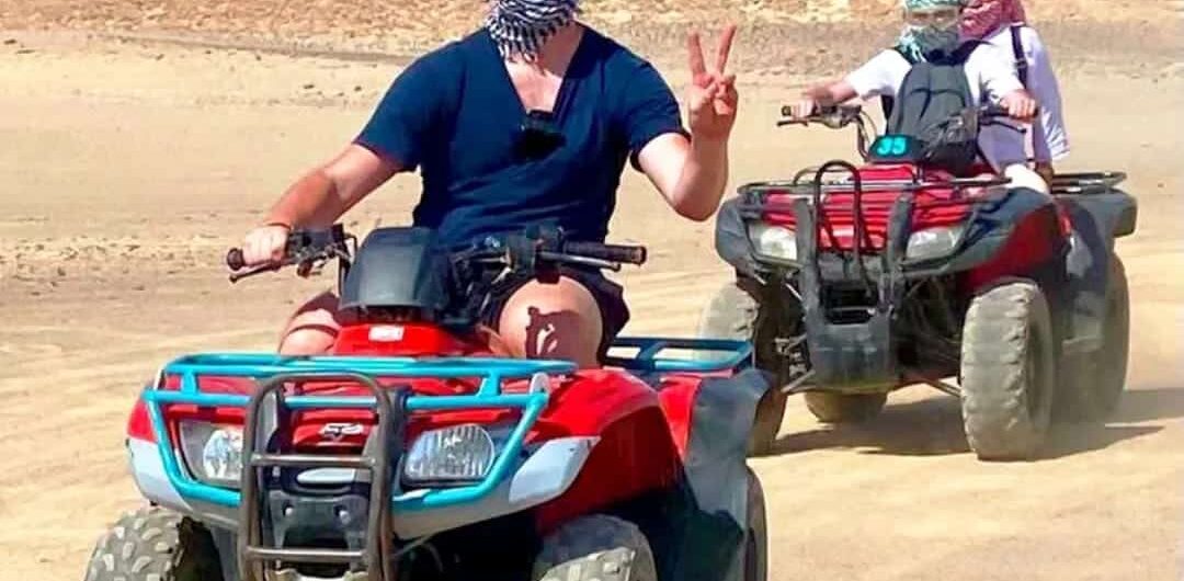Wüstensafari Vergleich Marsa Alam – Drei Gäste genießen eine Quad Safari in der Wüste bei Marsa Alam