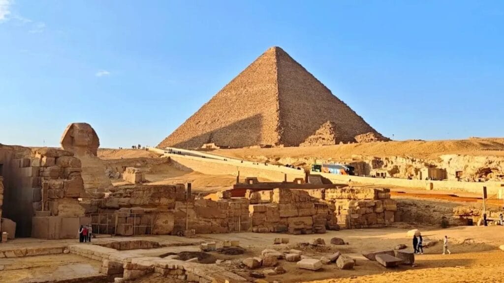 Pyramiden von Gizeh: Geschichte, Bauweise und spannende Fakten 2 Cheops-Pyramide und Sphinx bei einem Kairo-Ausflug ab Marsa Alam.