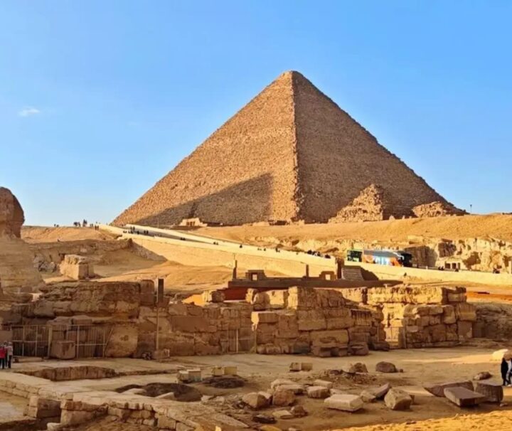 Privater Kairo Ausflug ab Port Ghalib mit Flug – Pyramiden & Grand Egyptian Museum 5 Cheops-Pyramide und Sphinx in Gizeh – Ausflug ab Marsa Alam
