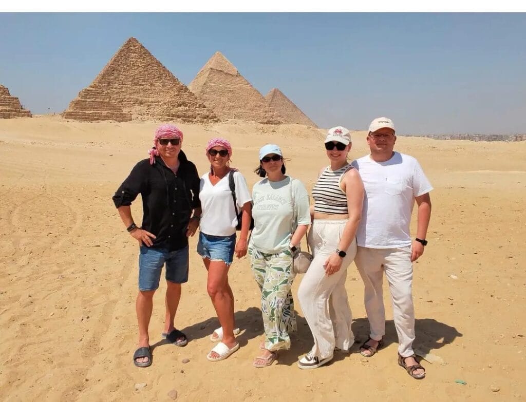 Familie vor den Pyramiden von Gizeh während eines Ausflugs von Marsa Alam nach Kairo
