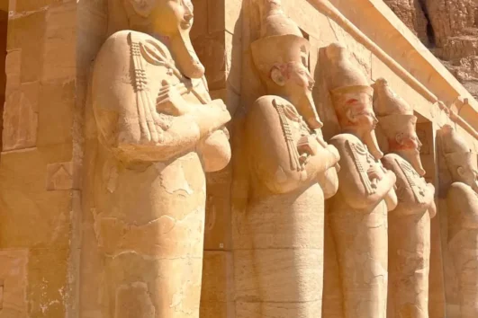 Osiris-Statuen am Hatschepsut-Tempel beim Luxor 3 Tagesausflug Marsa Alam