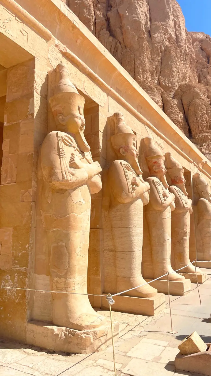 Luxor 3 Tagesausflug Marsa Alam – Private 3-Tages-Tour mit Dendera und Abydos 1 Osiris-Statuen am Hatschepsut-Tempel beim Luxor 3 Tagesausflug Marsa Alam