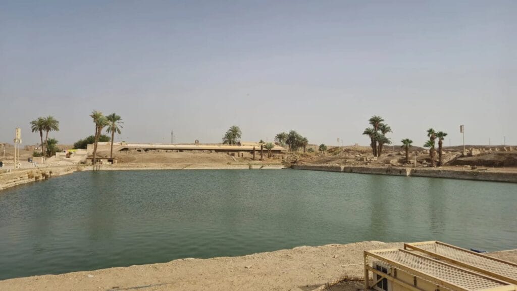 Der Heilige See im Karnak-Tempel diente den Priestern zur rituellen Reinigung und spielte eine wichtige Rolle bei den religiösen Zeremonien im Alten Ägypten.
