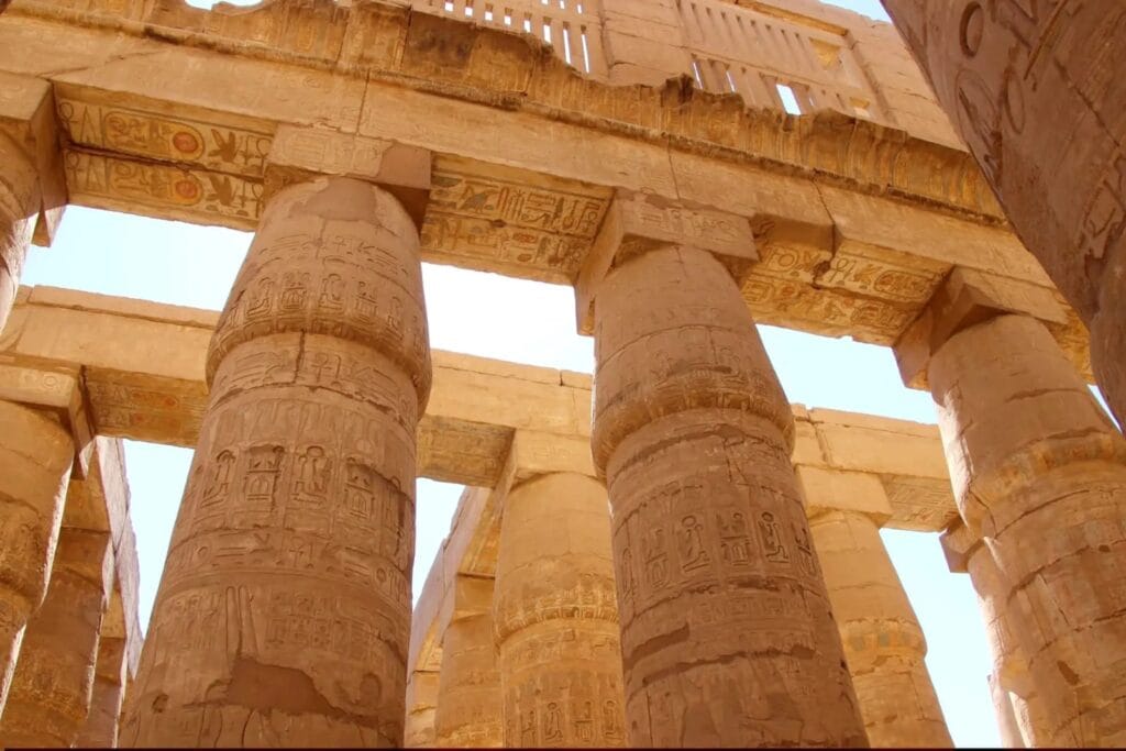 Karnak-Tempel Säulen – Alles über die Große Säulenhalle in Luxor 4 Hieroglyphen auf den Säulen der Großen Säulenhalle im Karnak-Tempel aus der Zeit von Ramses II.