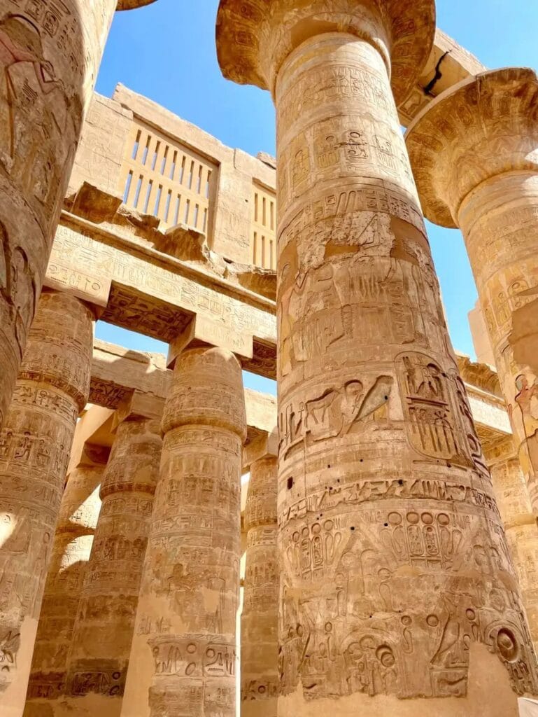 Die gewaltige Hypostylhalle mit ihren 134 Säulen zählt zu den beeindruckendsten Sehenswürdigkeiten und ist ein Höhepunkt in jedem Luxor Reiseführer.

