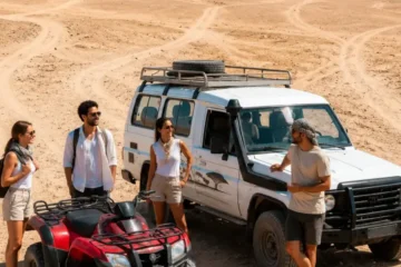 Touristen bei einer Wüstensafari ab Makadi Bay mit Jeep und Quad in der ägyptischen Wüste