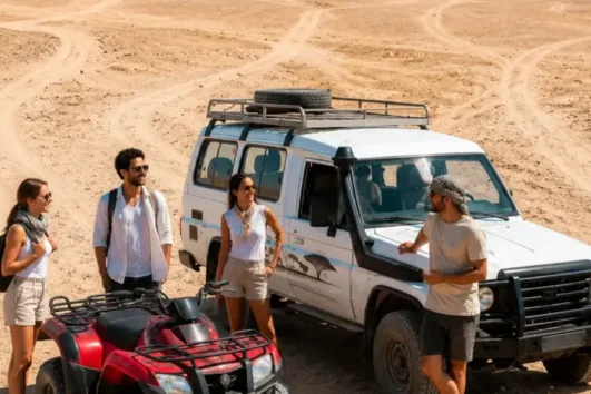 Super Safari El Quseir mit Jeep in der Wüste.