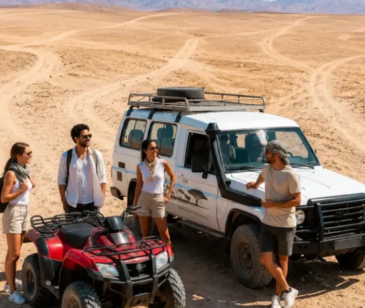 Touristen bei einer Wüstensafari ab Makadi Bay mit Jeep und Quad in der ägyptischen Wüste