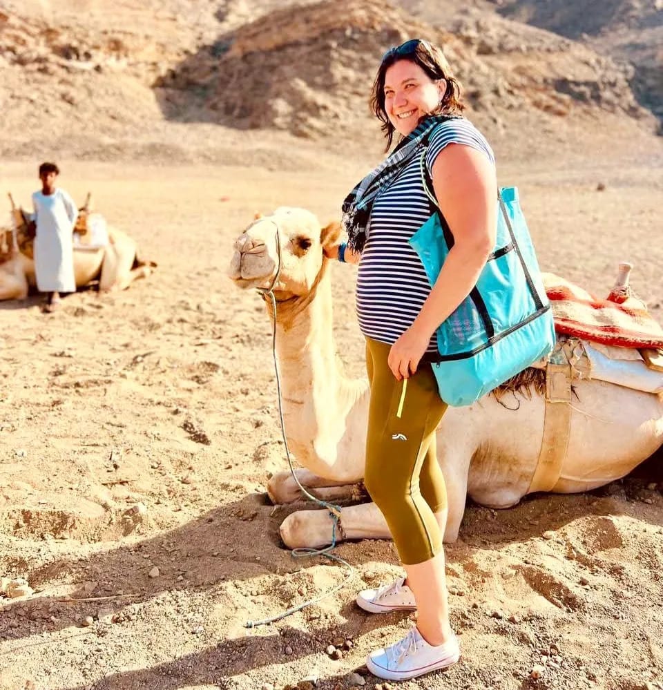 Wüstentour Ägypten Hurghada – Private Buggy Tour zum Sonnenuntergang 2 Kamelritt Hurghada – Urlauberin macht Erinnerungsfoto mit einem Kamel in der Wüste