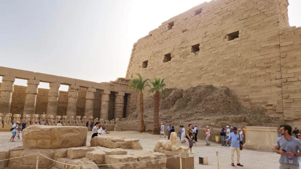 Innenhof des Karnak-Tempels im Karnak Reiseführer mit dem Ort der religiösen Feste im Alten Ägypten
