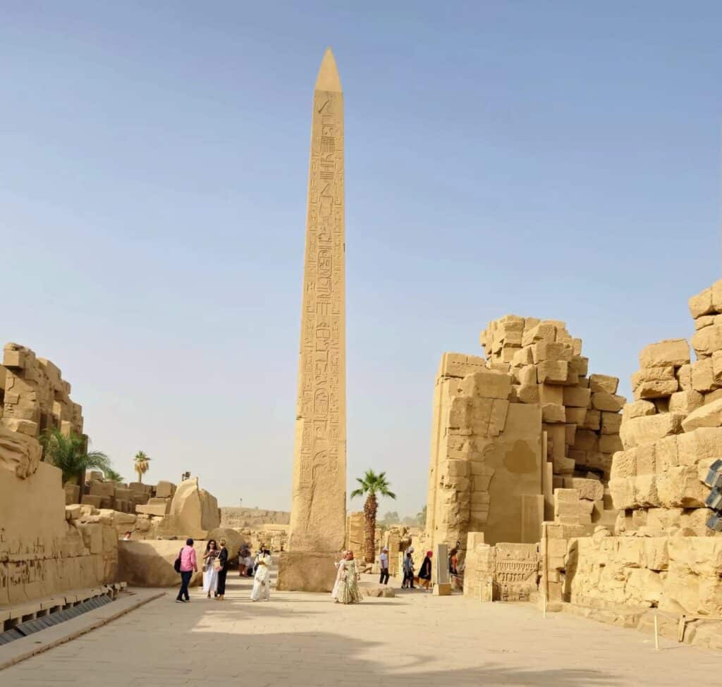 Obelisk im Karnak Tempel Luxor mit Hieroglyphen und antiker Architektur.
