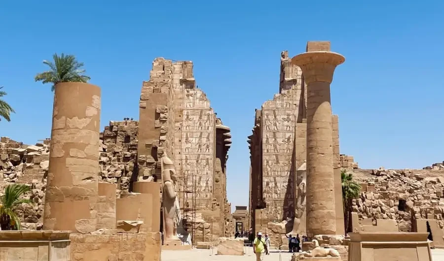 Luxor Eintrittspreise 2026 – Tempel, Gräber & Luxor Pass 1 Eintrittspreise in Luxor 2026 am Karnak-Tempel in Luxor.