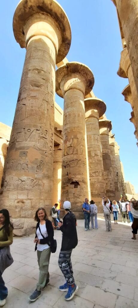 Karnak-Tempel Säulen – Alles über die Große Säulenhalle in Luxor 2 Die monumentalen Säulen des Karnak-Tempels gehören zu den beeindruckendsten Bauwerken des Alten Ägyptens und sind ein Höhepunkt jeder Luxor-Besichtigung.