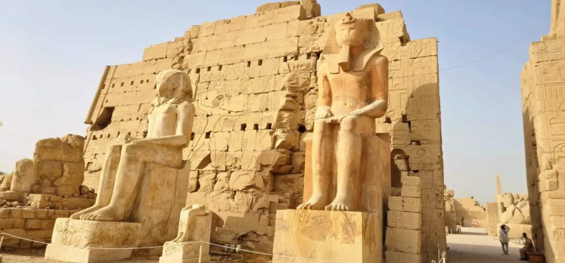 Lohnt sich ein Tagesausflug von Marsa Alam nach Luxor? Ein Foto im Karnak-Tempel mit monumentalen Statuen.