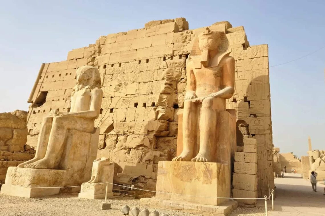 Lohnt sich ein Tagesausflug von Marsa Alam nach Luxor? Ein Foto im Karnak-Tempel mit monumentalen Statuen.