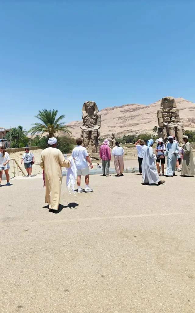 Ausflug El Quseir nach Luxor – Ihr Guide für 1- und 2-Tages-Touren 7 Ausflüge von El Quseir nach Luxor – die Memnonkolosse am Westufer.