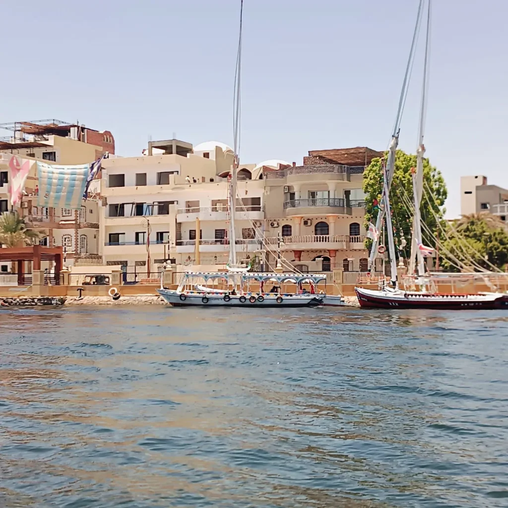 Ausflug von Makadi Bay nach Luxor 3 Nilfahrt mit einer Feluke beim Tagesausflug von Makadi Bay nach Luxor.
