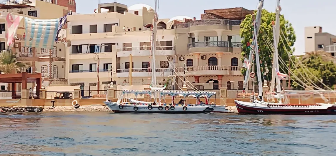 Ausflug El Quseir nach Luxor – Ihr Guide für 1- und 2-Tages-Touren 1 Ausflug El Quseir nach Luxor – Nilfahrt mit einer Feluke.